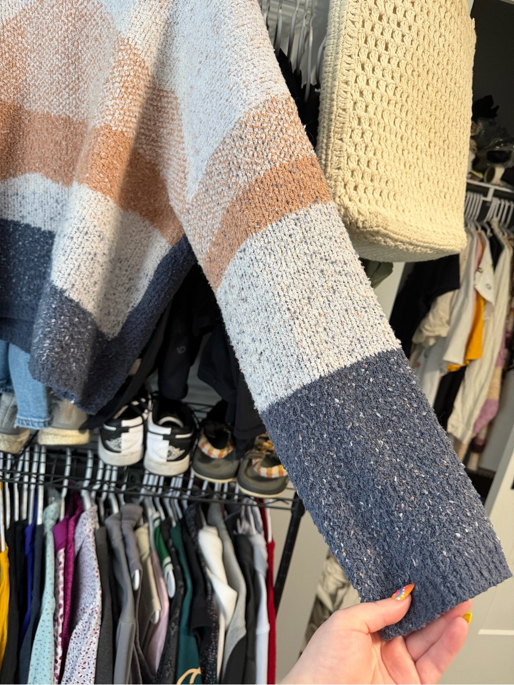 universal thread sweater - Picture 2 of 4